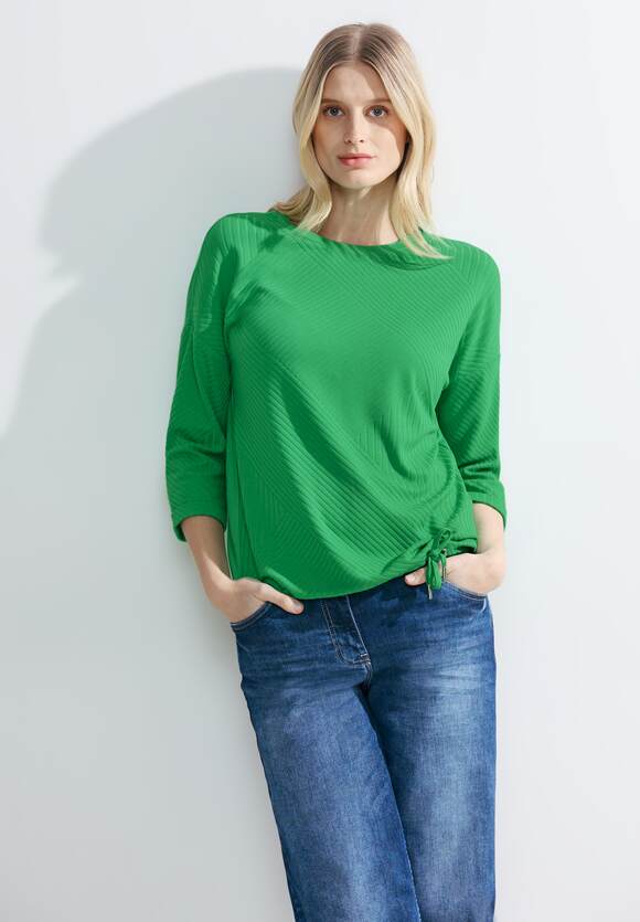 Grüne Jeans mit Ringelshirt und weißer Jeansjacke kombiniert